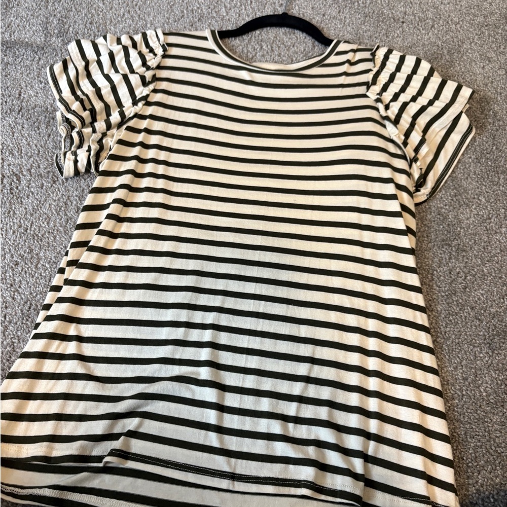 Green Envelope Black and White Boxy Short Sleeve Blouse
